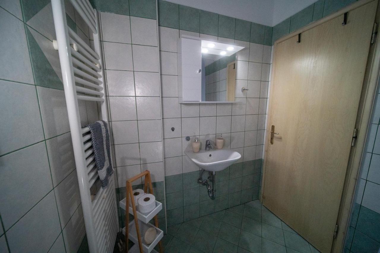 Emvi Apartments II Near Airport 브라브로나 외부 사진